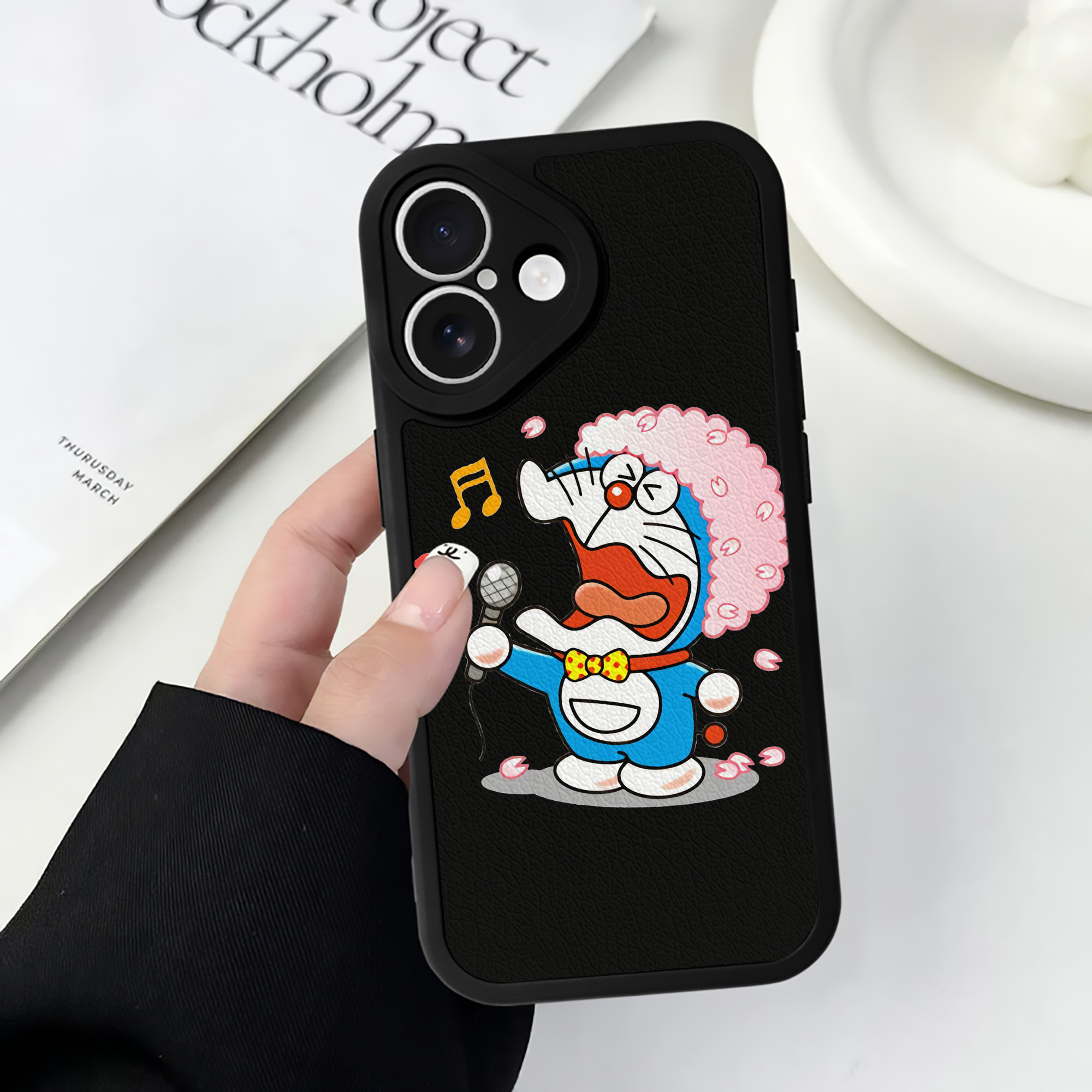 （画像用） ドラえもん Doraemon 【iPhone 16シリーズ対応】シリコンスマホケース（レザー調） 材質：シリコン
